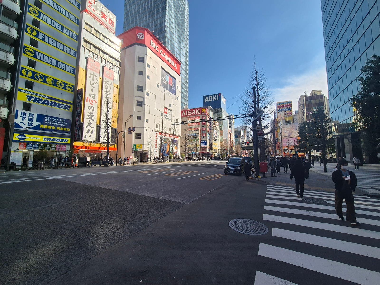 La avenida Chūō-dōri de Akihabara con edificios de tiendas de figuras, videojuegos y electrónica bajo un cielo despejado