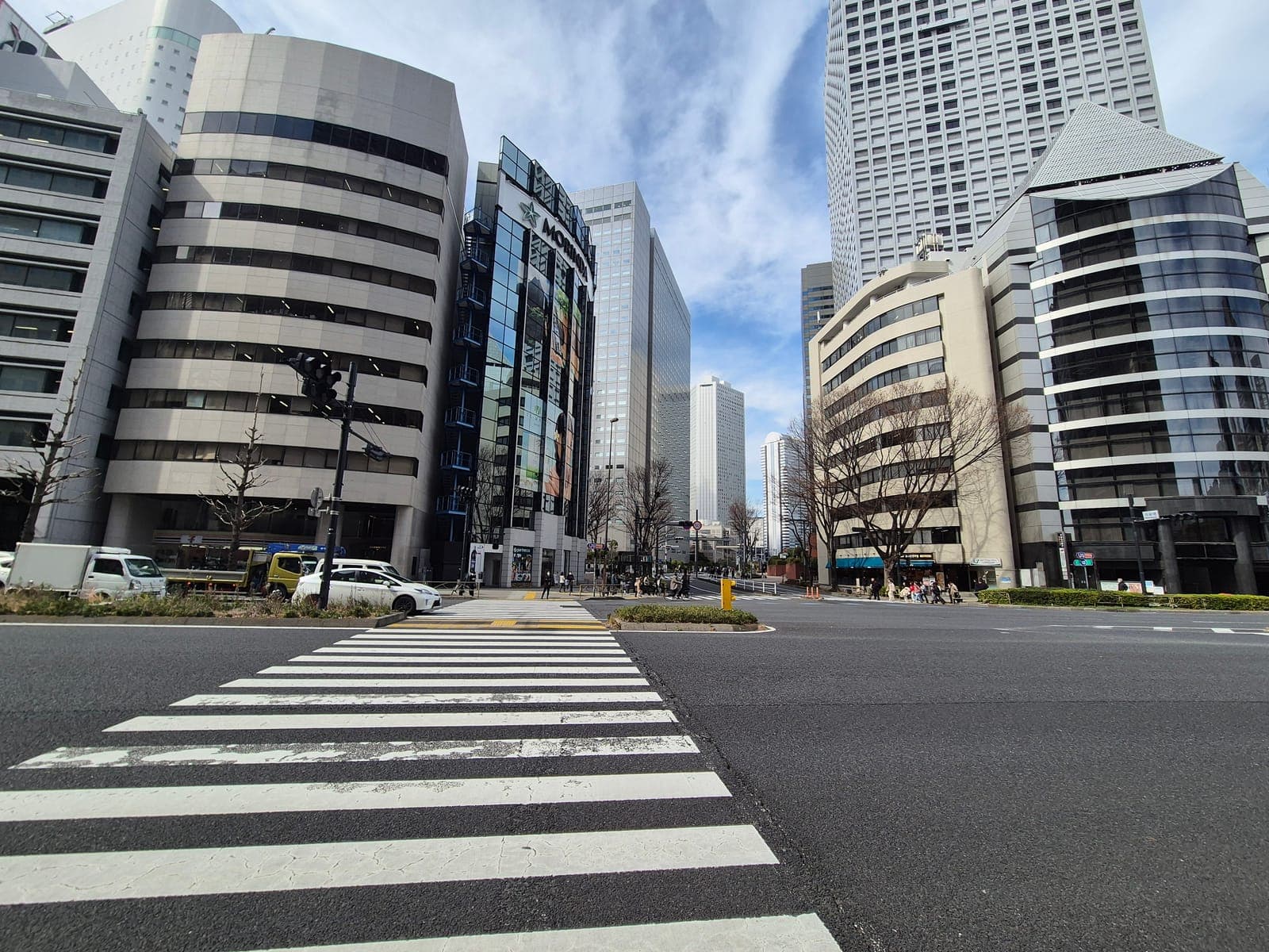 Avenida entre rascacielos de Nishi-Shinjuku, el distrito financiero al oeste de la estación