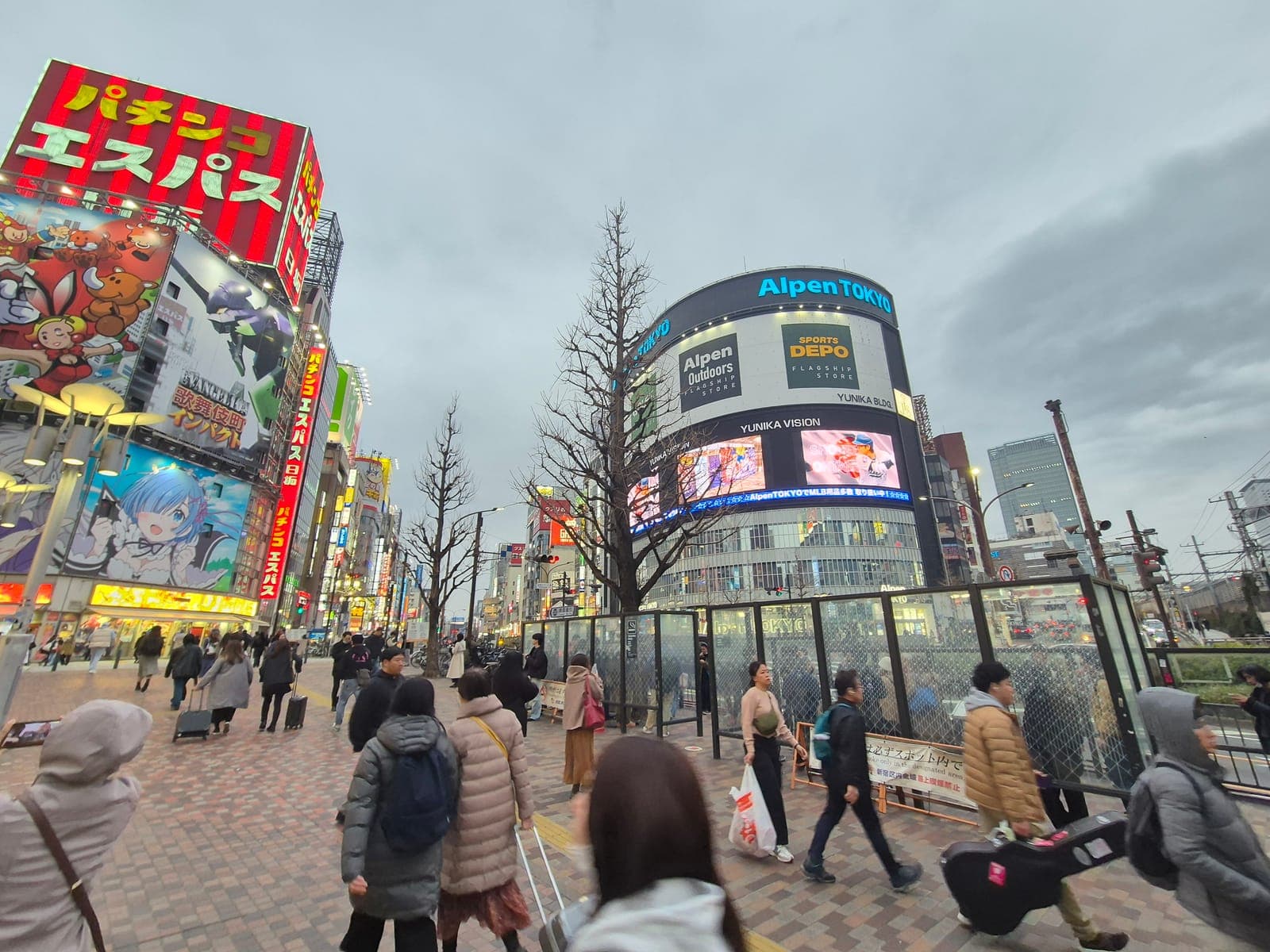 Entrada a Kabukicho en Shinjuku con enormes anuncios de pachinko y anime iluminados sobre las calles