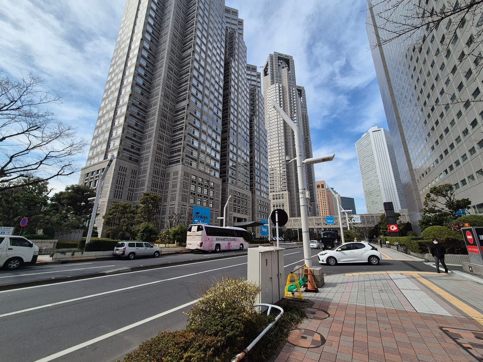El Edificio del Gobierno Metropolitano de Tokio, con sus dos torres gemelas, visto desde la calle en un día despejado