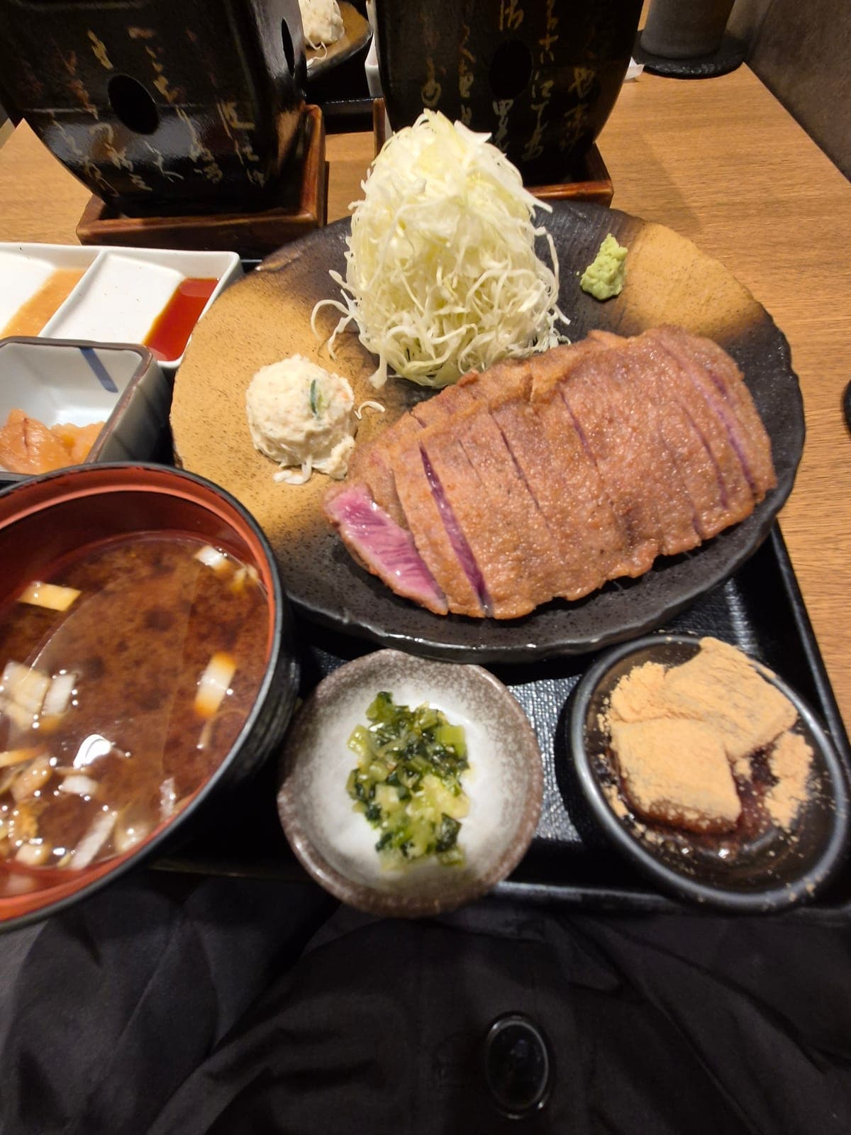 Set de gyūkatsu del restaurante Motomura en Akihabara: milanesa de res, col rallada, sopa miso y guarniciones