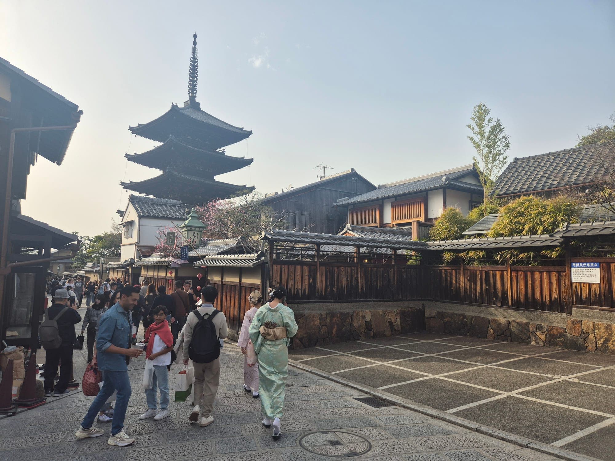 La pagoda Yasaka de cinco pisos al final de una calle empedrada de Higashiyama, en Kioto