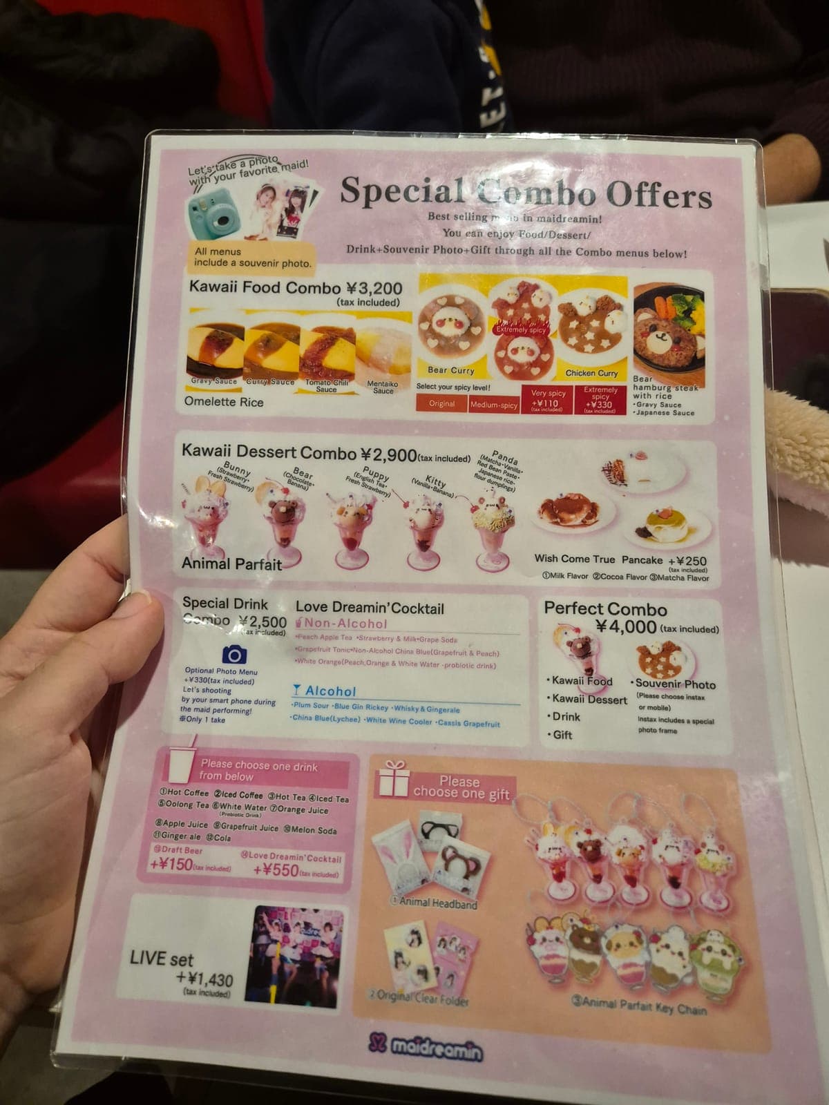 Menú de combos del maid café maidreamin en Akihabara, con precios entre 2,500 y 4,000 yenes