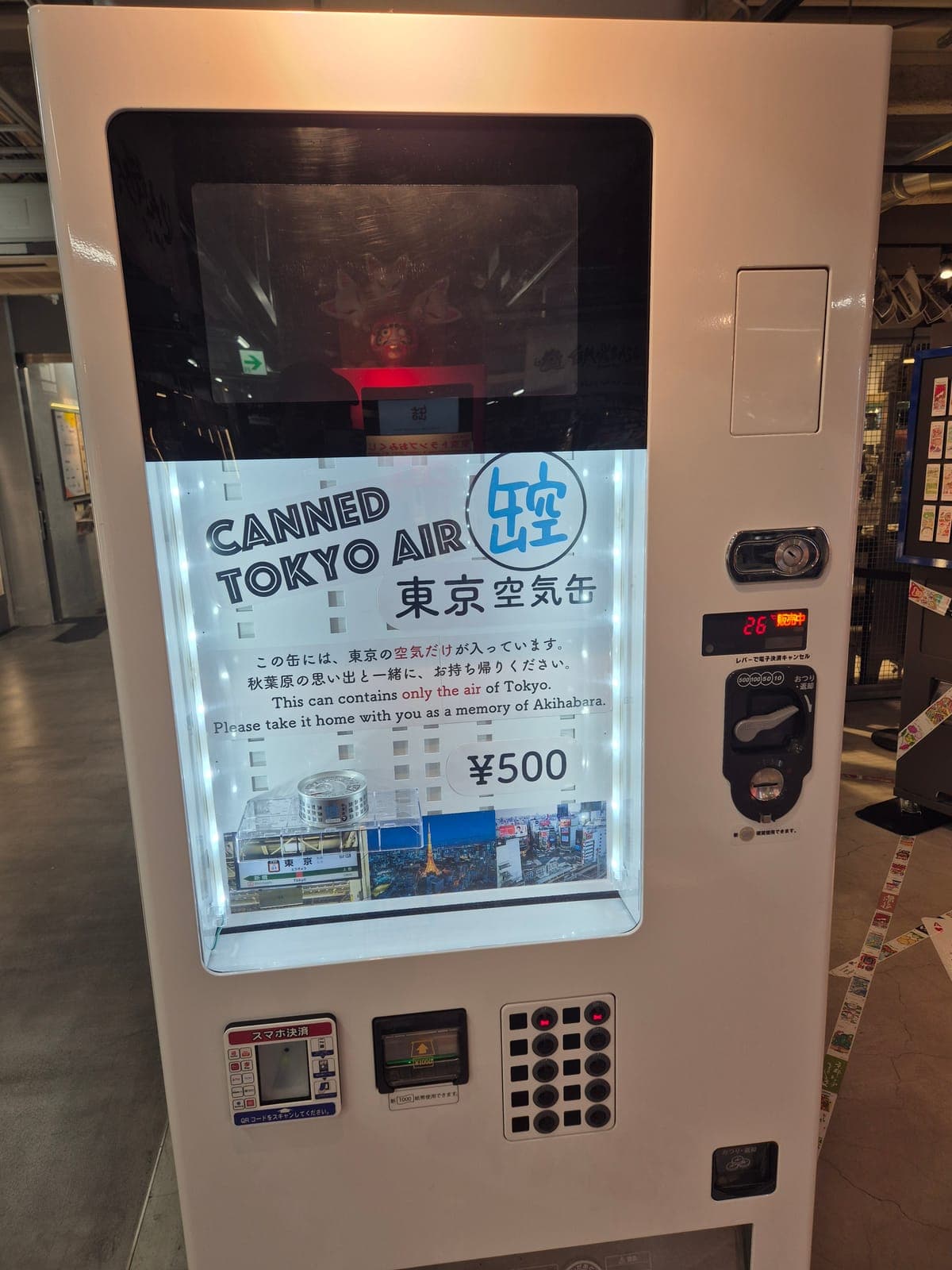 Máquina expendedora blanca que vende latas con aire de Tokio por 500 yenes en Akihabara