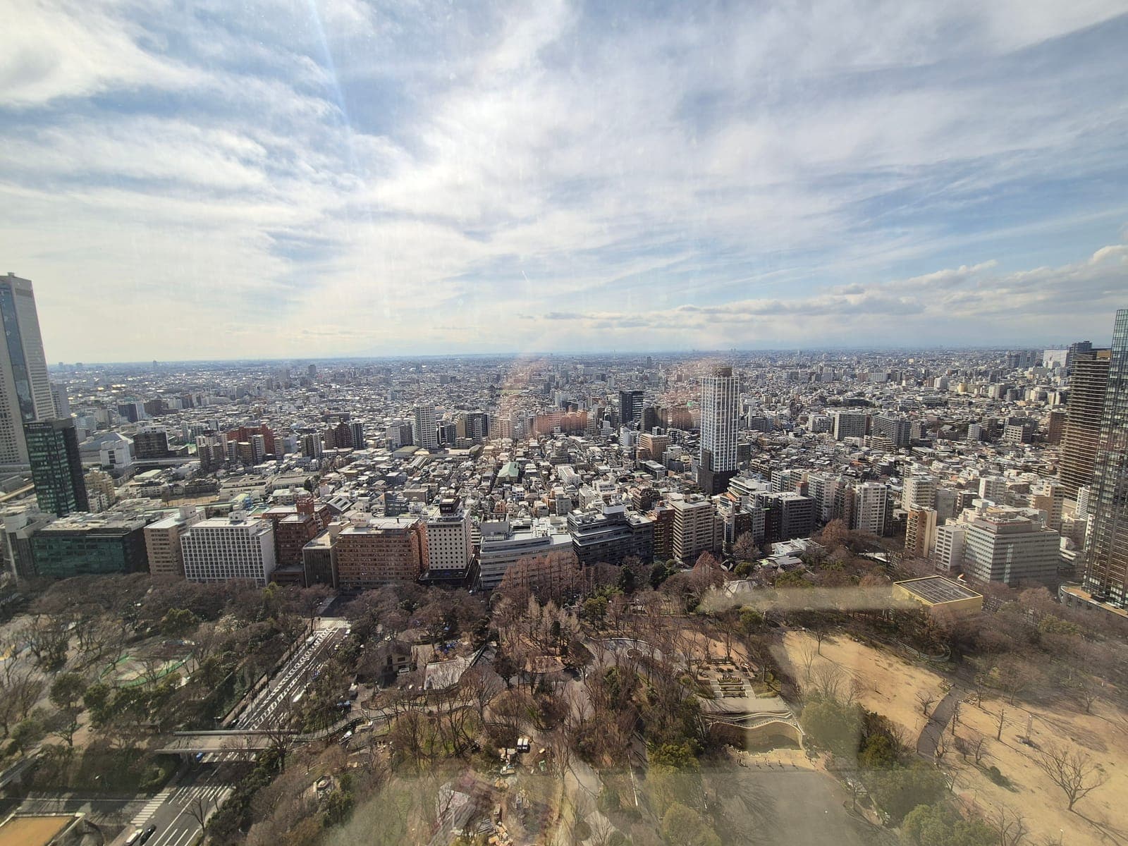 Vista panorámica de Tokio desde el mirador gratuito del Gobierno Metropolitano de Tokio, con la ciudad extendiéndose hasta el horizonte