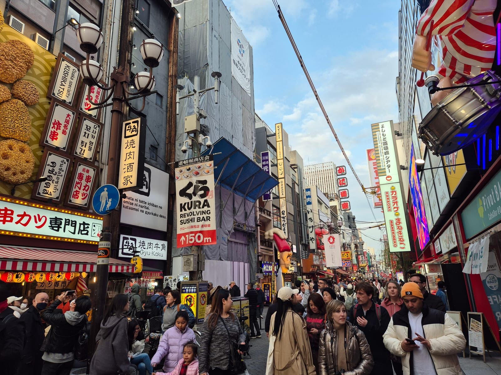 La calle comercial de Shinsaibashi-suji en Namba, Osaka, llena de restaurantes y tiendas con letreros coloridos