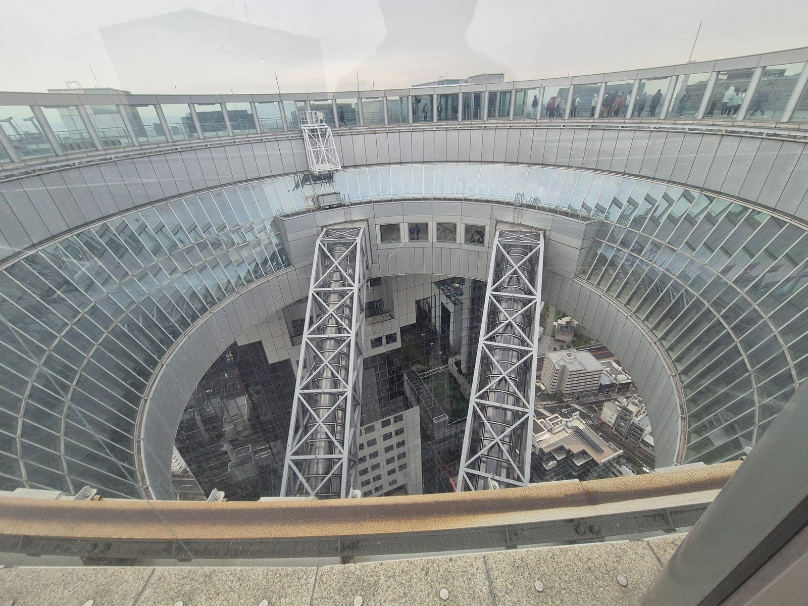 Vista desde el observatorio flotante del Umeda Sky Building hacia el hueco circular entre sus dos torres en Osaka