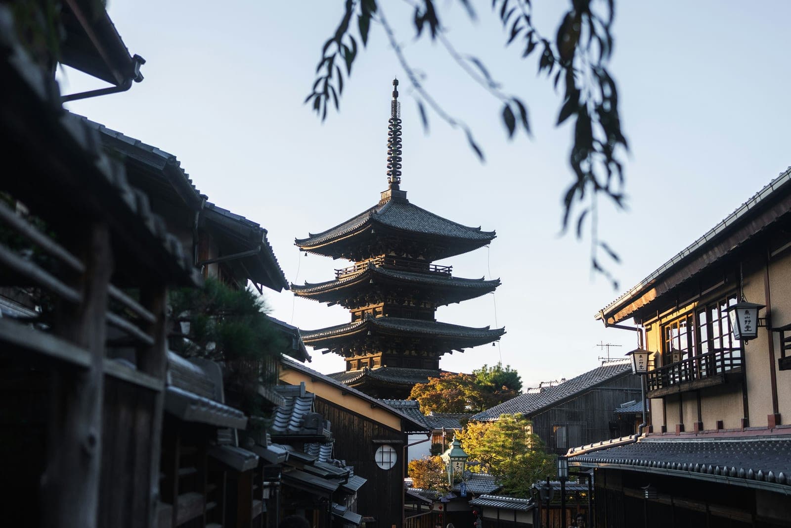 La pagoda Yasaka recortada contra el cielo del atardecer entre los tejados de las casas tradicionales de Higashiyama