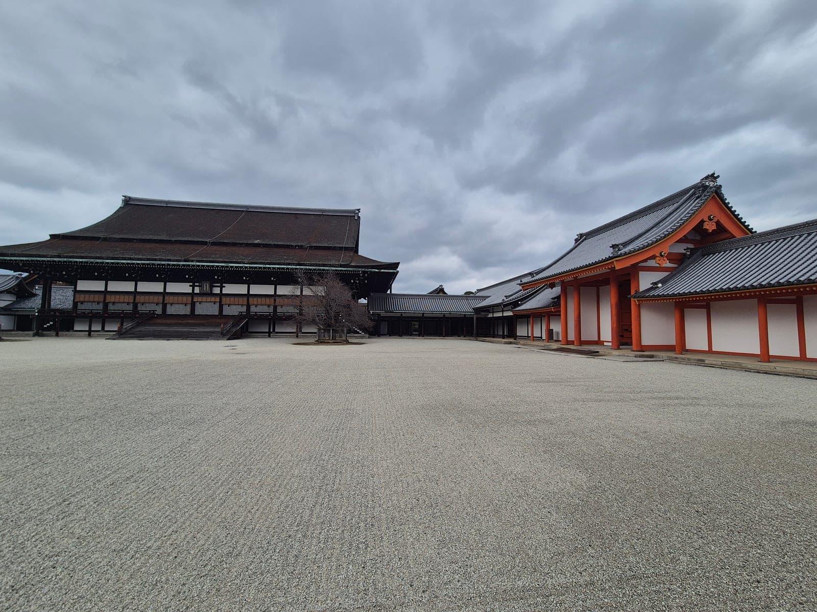 El salón Shishinden del Palacio Imperial de Kioto junto a la puerta Jōmeimon de pilares bermellón