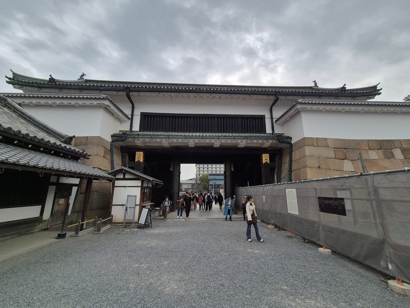 La puerta Higashi Ote-mon del castillo Nijō, con muros de piedra y paneles dorados