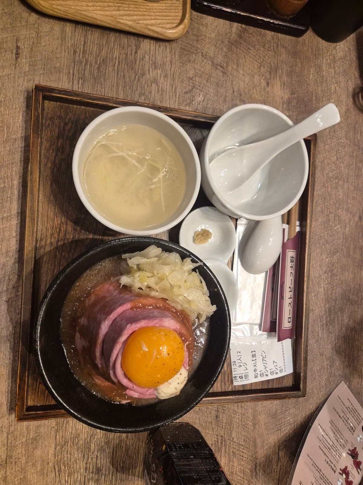 Tazón de roast beef con huevo, col y wasabi en el restaurante Roast Beef Ohno de Harajuku