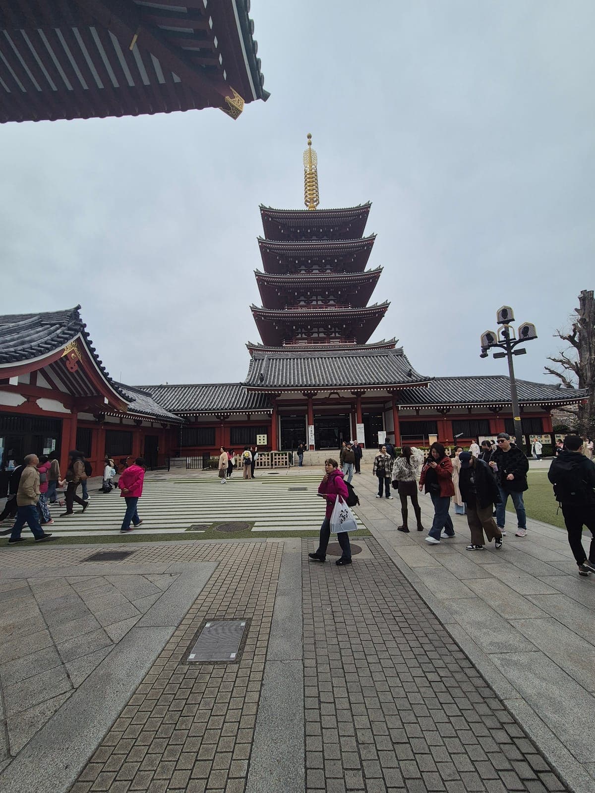 La pagoda de cinco pisos del templo Sensō-ji con su aguja dorada, vista desde la explanada del recinto