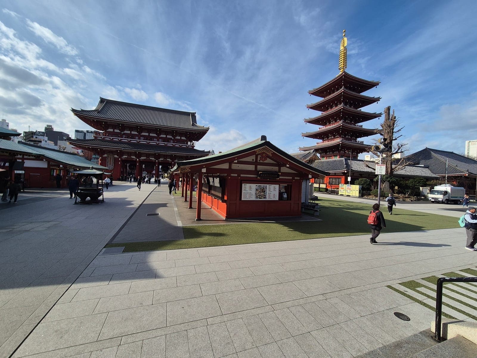 La explanada del templo Sensō-ji temprano en la mañana, casi vacía, con la puerta Hōzōmon y la pagoda de cinco pisos bajo un cielo azul