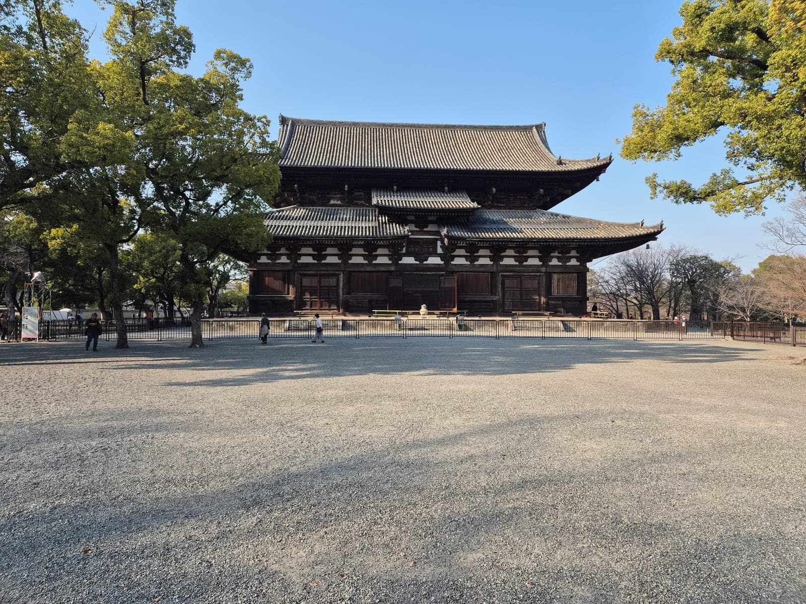 El Kondō del templo Tō-ji, con su gran tejado de tejas curvas y una explanada de grava al frente