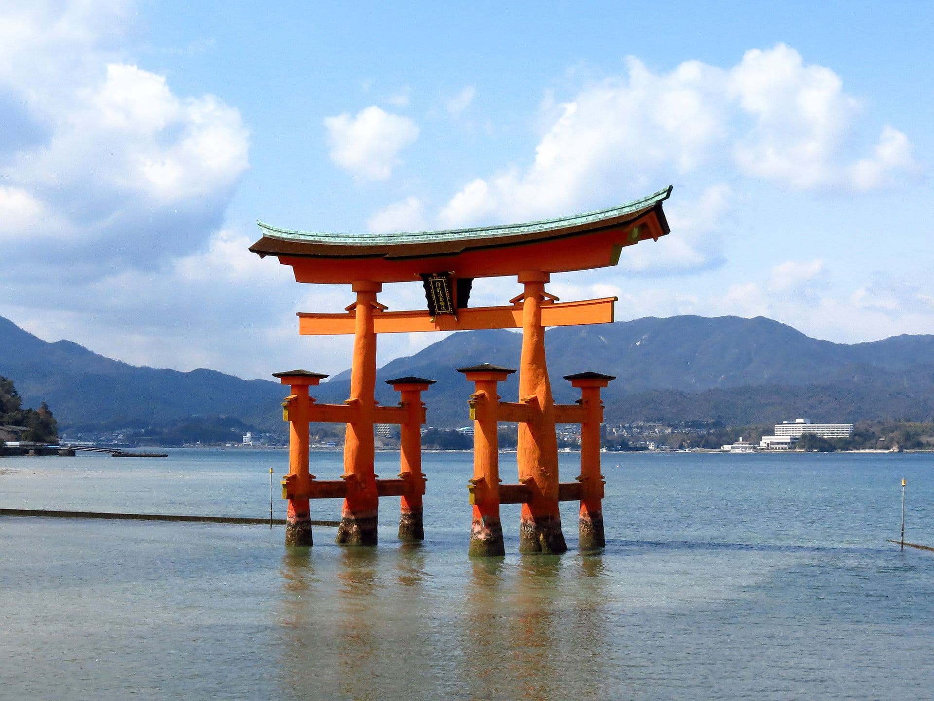 El torii flotante del santuario de Itsukushima en Miyajima