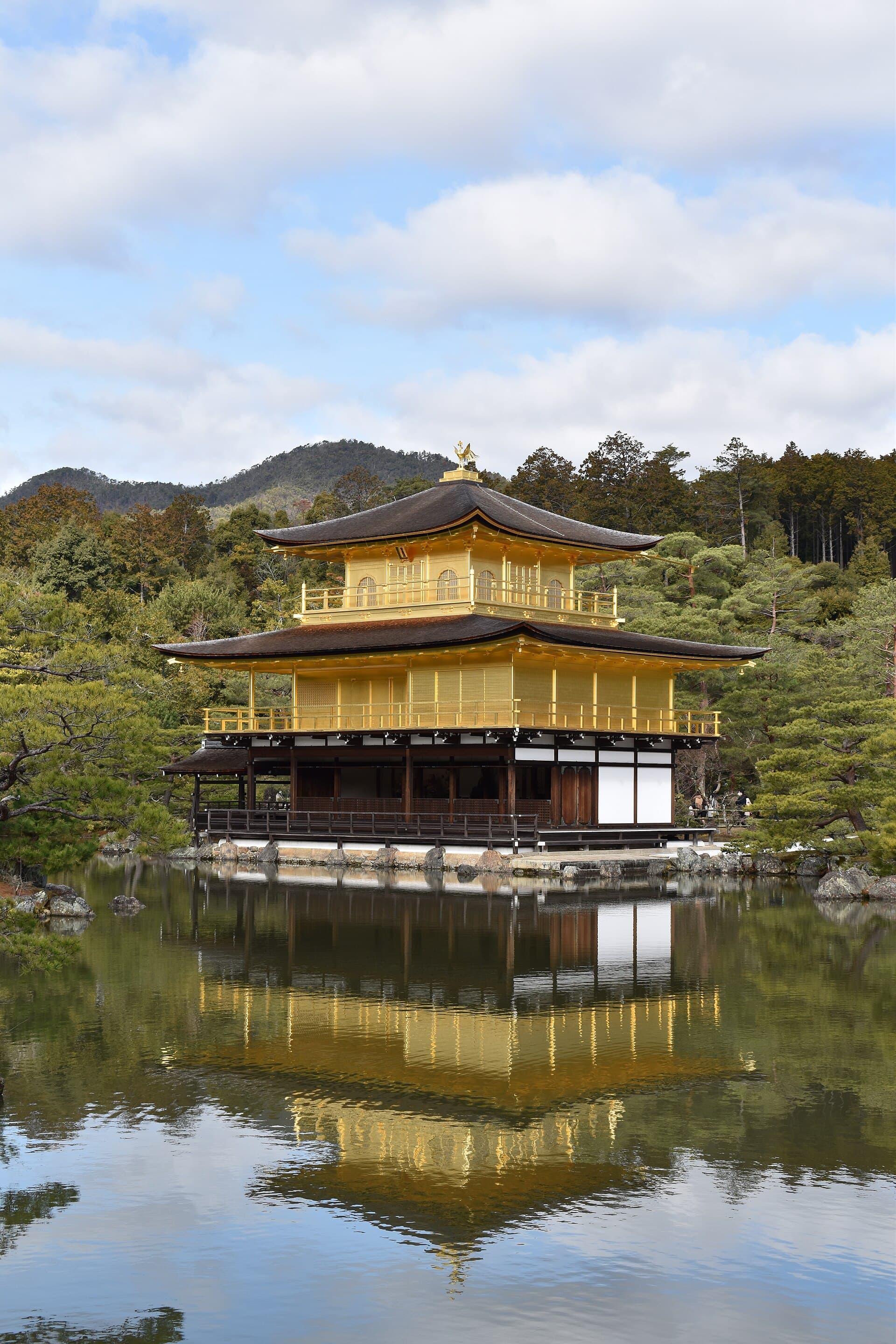 El Pabellón Dorado de Kinkaku-ji reflejado en el estanque, Kioto