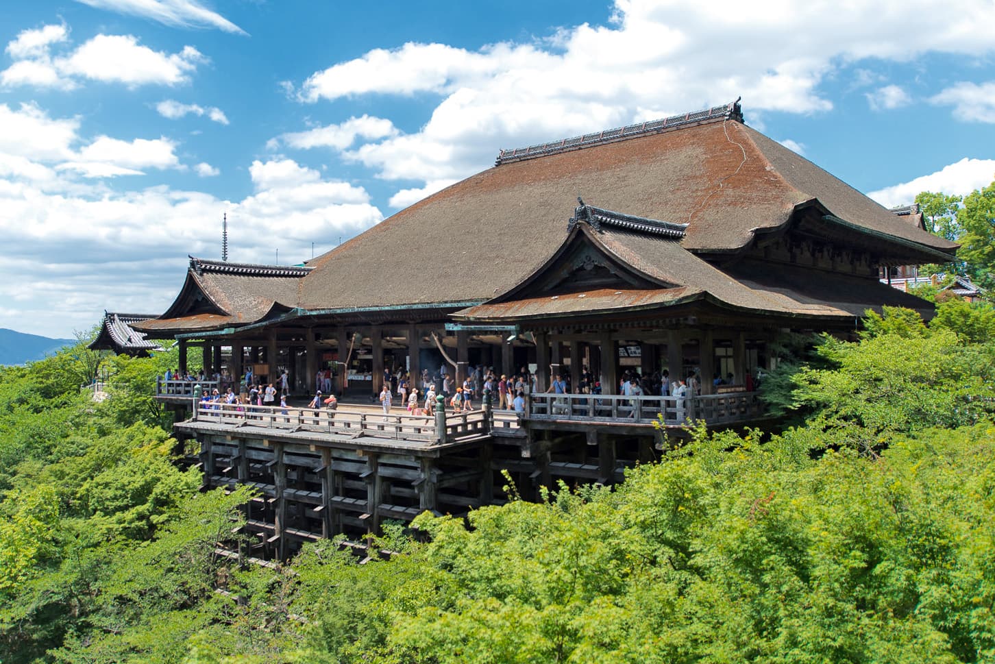 La gran terraza de madera del templo Kiyomizu-dera sobre la ladera, Kioto