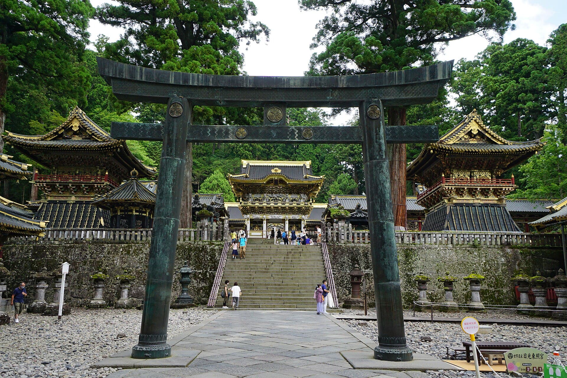 La dorada puerta Yōmeimon del santuario Nikkō Tōshō-gū
