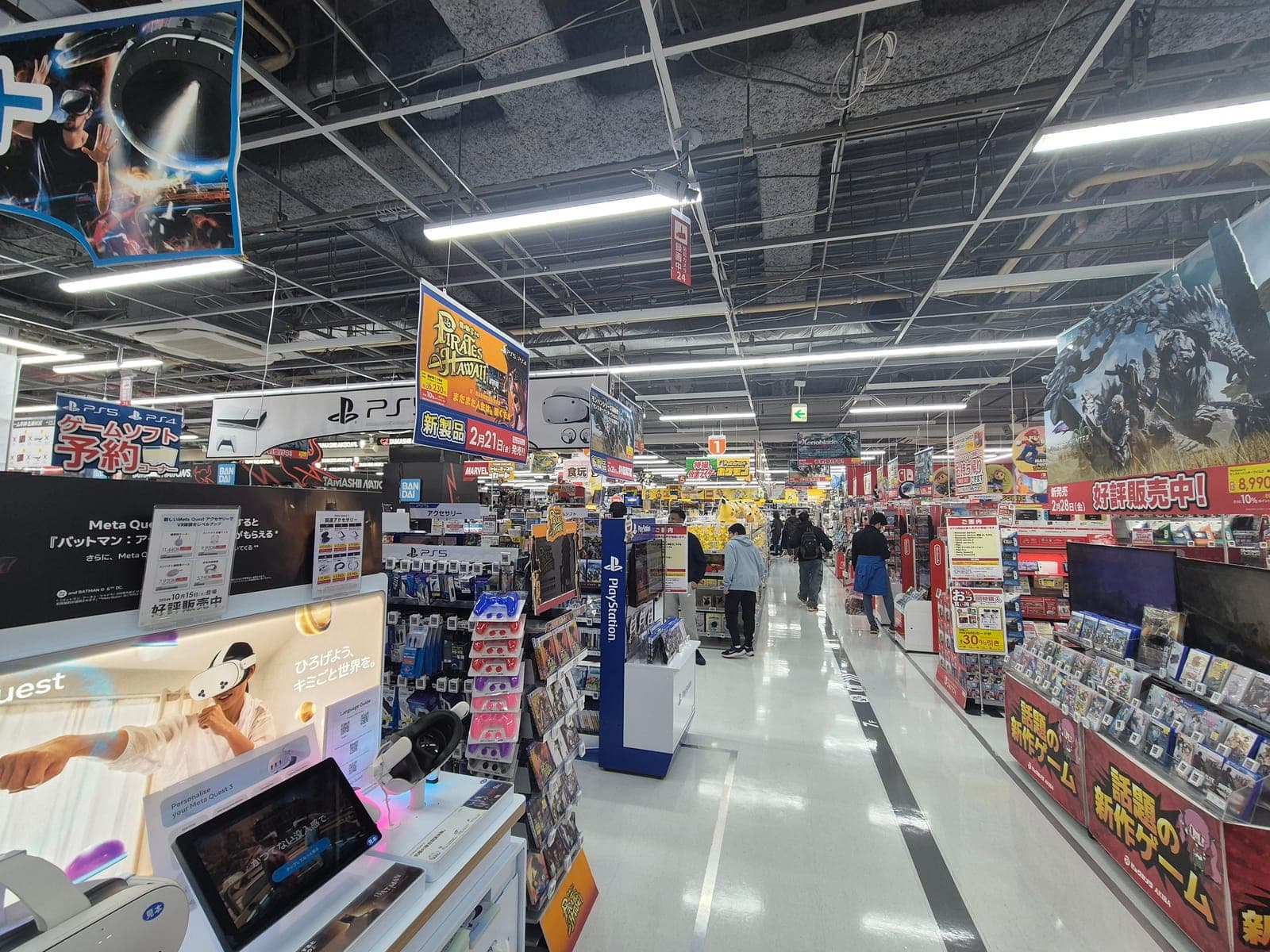 Pasillos de la sección de videojuegos de Bic Camera AKIBA con anuncios de PlayStation y Nintendo