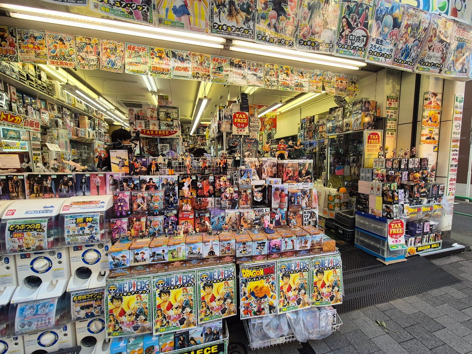 Fachada de la tienda Lammtarra en Akihabara, repleta de figuras de One Piece, Dragon Ball y otros animes hasta el techo