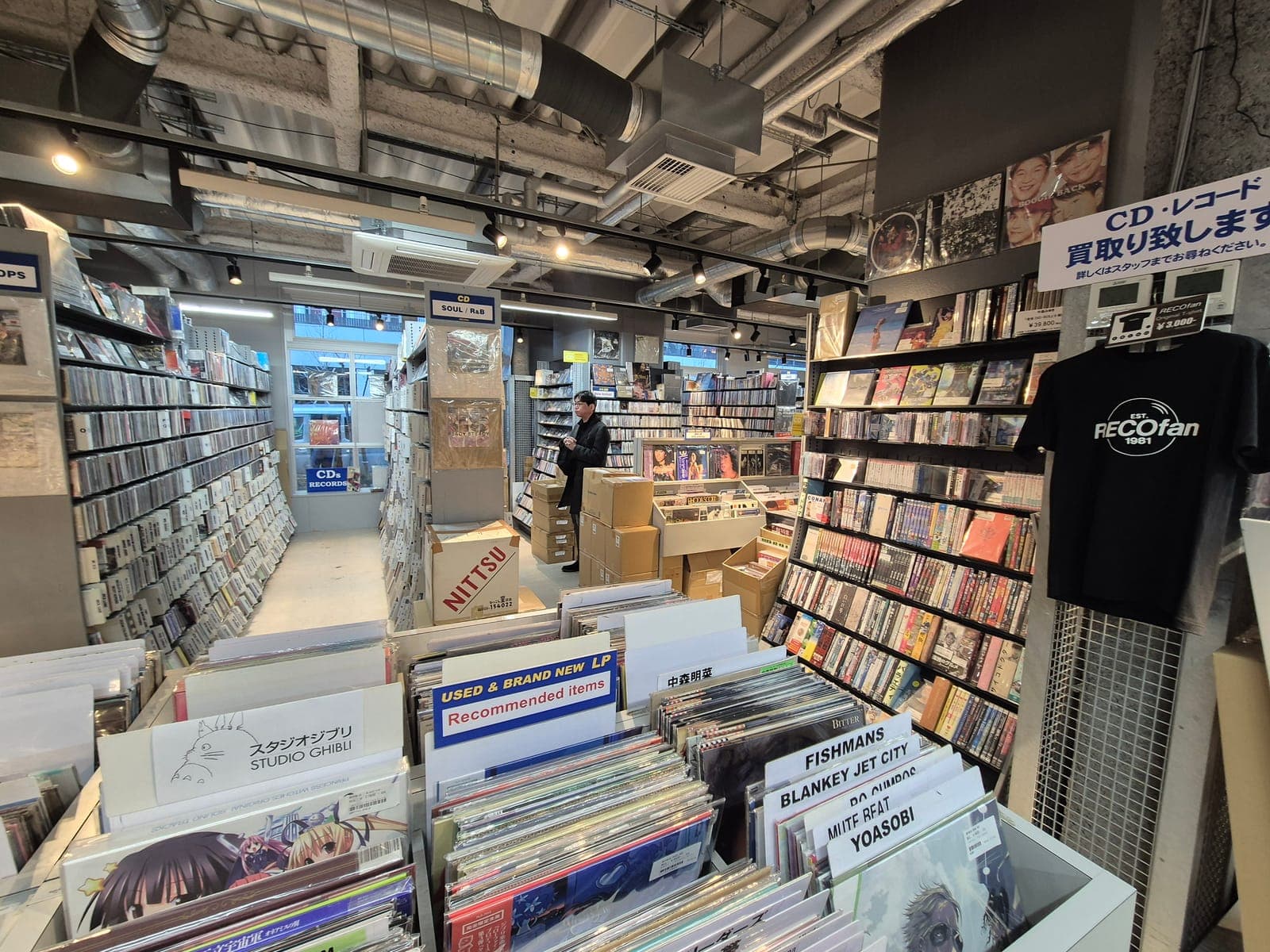 Interior de la tienda de discos RECOfan en Akihabara, con estantes repletos de CDs y vinilos usados