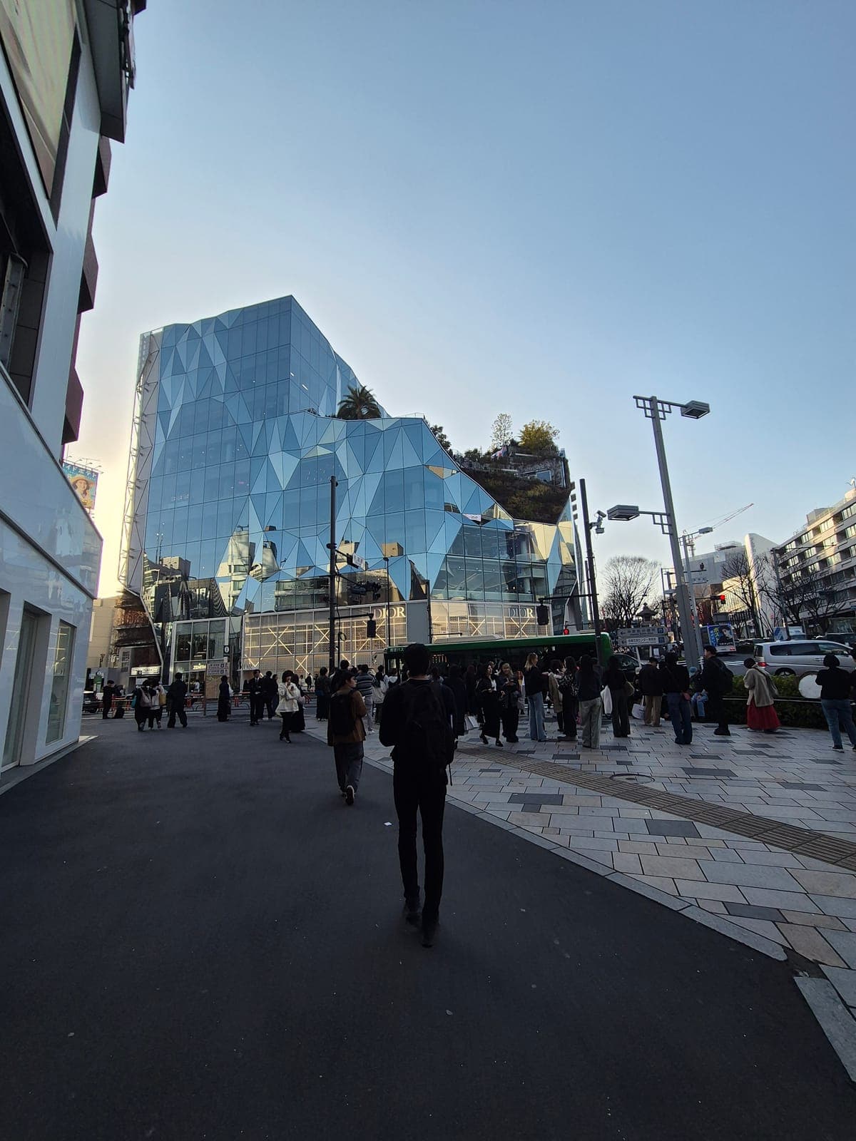 La entrada de espejos en forma de caleidoscopio de un edificio Tokyu Plaza en Harajuku, reflejando la calle desde varios ángulos