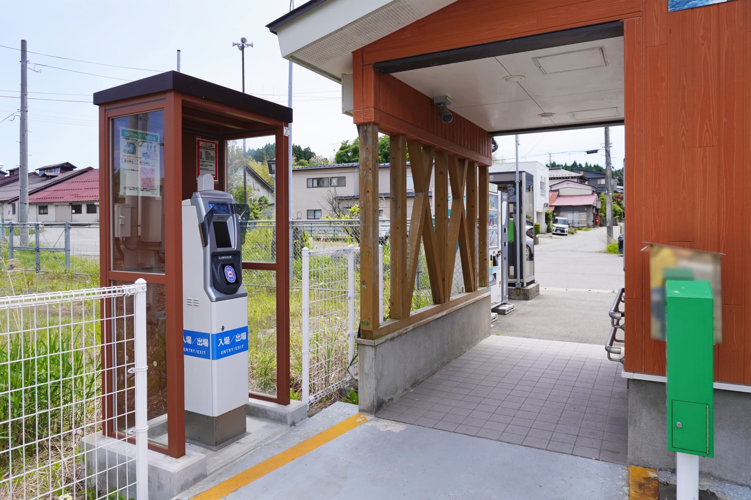 Puerta lectora de tarjeta Suica en una estación de tren japonesa, con señalética de entrada y salida