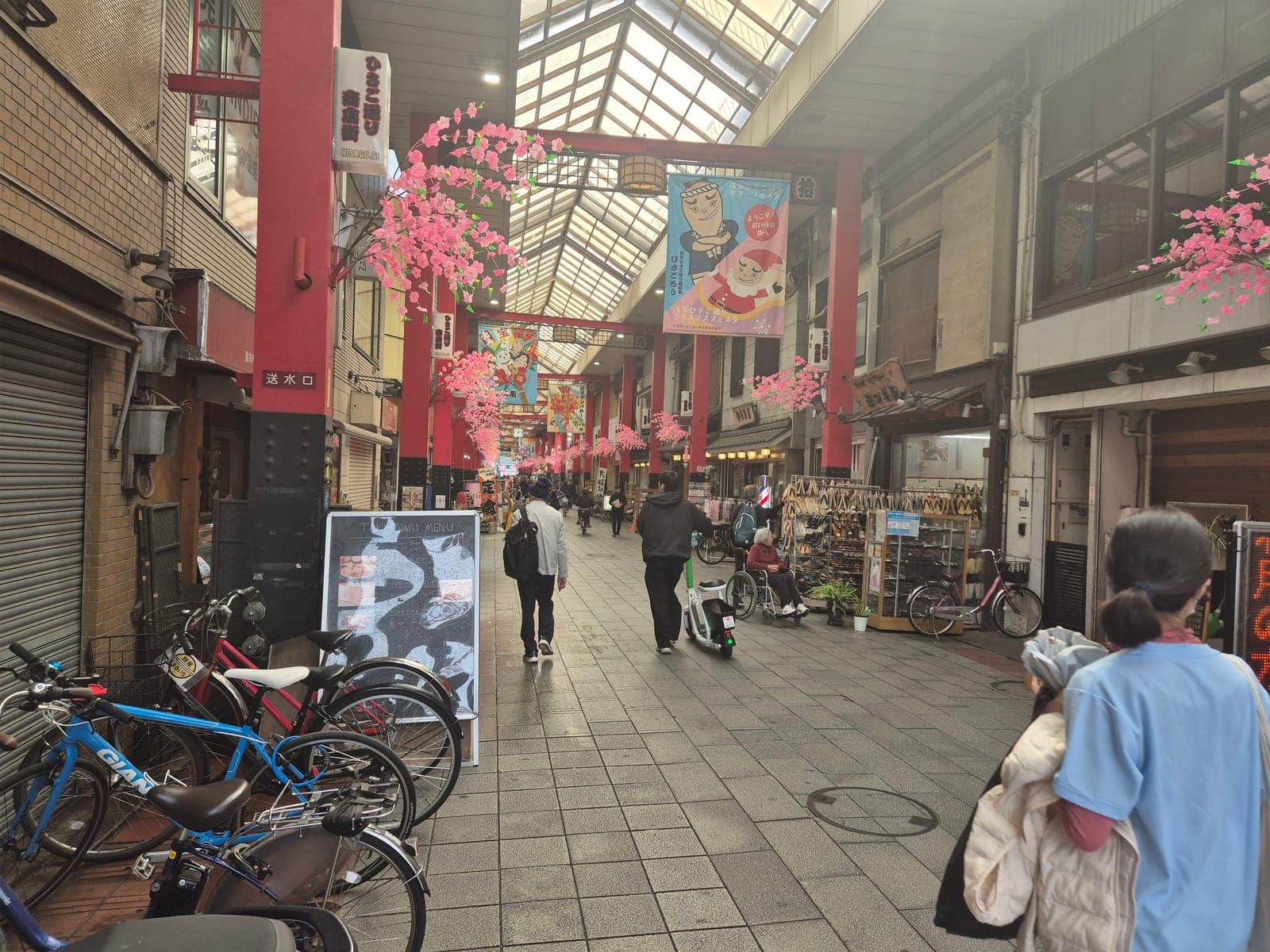 El pasaje comercial cubierto de Hisago-dori en Asakusa, con flores de cerezo decorativas colgando del techo