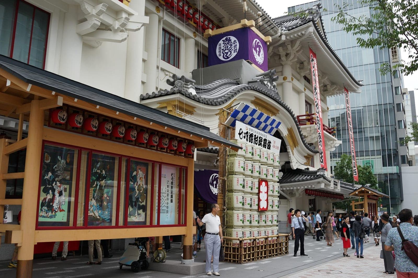 La fachada tradicional del teatro Kabuki-za en Ginza, con faroles rojos, banderas y carteles de la función en cartelera