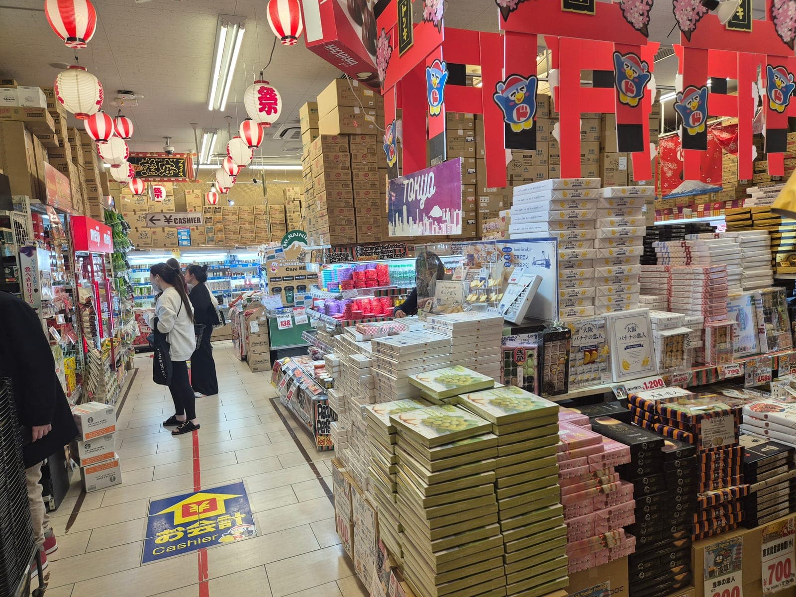 Interior de una tienda Don Quijote en Asakusa con pasillos repletos de dulces y souvenirs bajo faroles japoneses