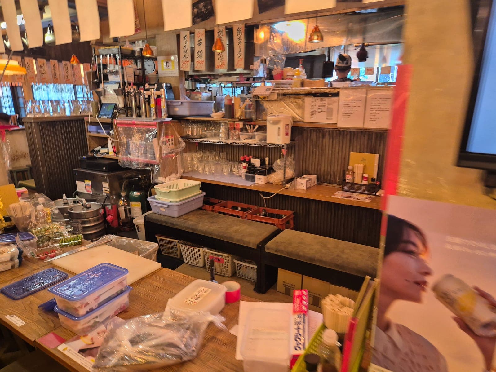 Cocina abierta y barra de Shibuya Niku Yokocho con cocineros preparando platillos de carne a la parrilla