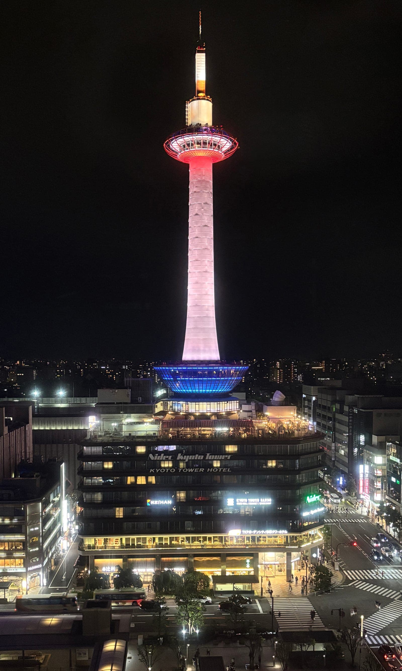 La Torre de Kioto iluminada de noche sobre el edificio del hotel, junto a la estación central de Kioto