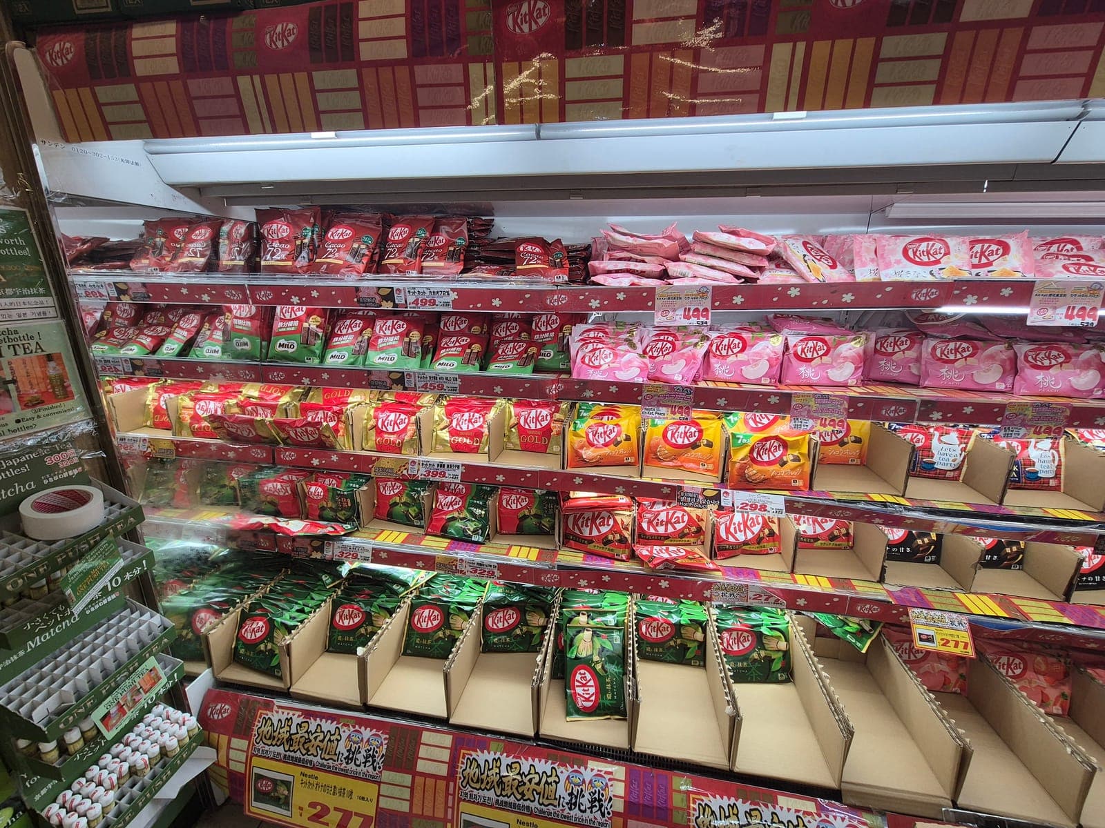 Estante repleto de KitKats japoneses de distintos sabores, incluyendo matcha, durazno y chocolate, en Don Quijote Asakusa