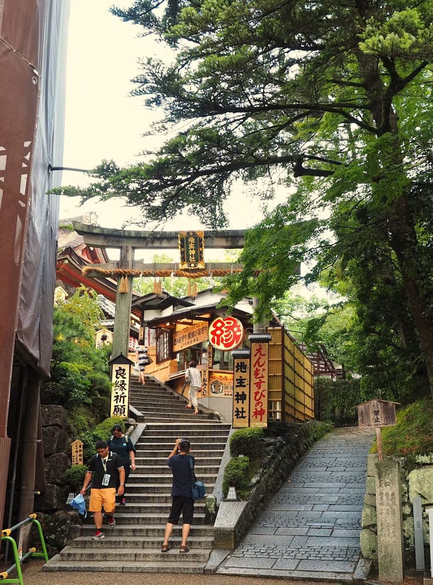 La escalinata de entrada al santuario Jishu, con su torii de piedra y letreros dedicados al dios del amor y los enlaces