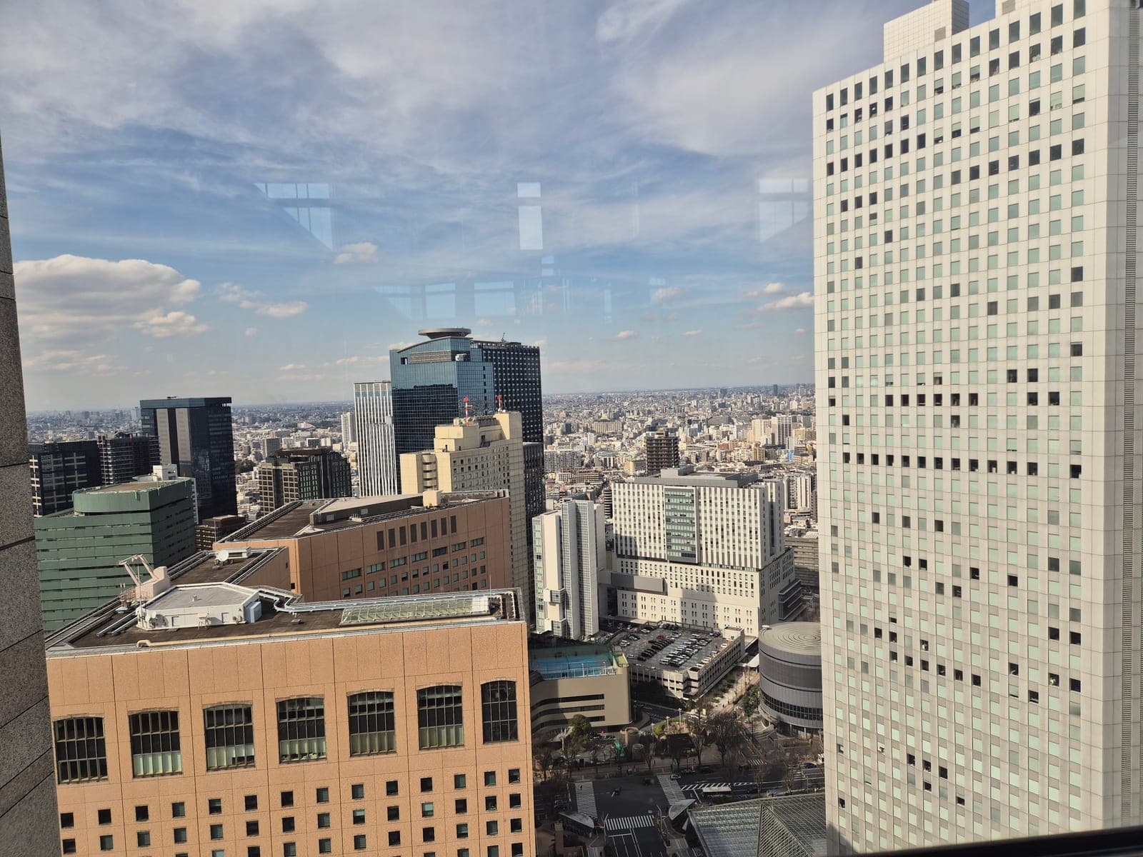 Vista desde el mirador del Gobierno Metropolitano hacia los rascacielos vecinos de Nishi-Shinjuku, con la ciudad de fondo