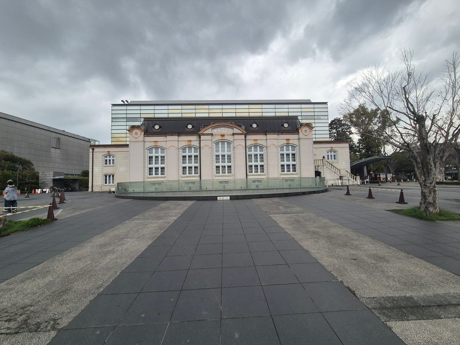 La fachada del Museo de Arte KYOCERA de la Ciudad de Kioto, uno de los museos de la avenida de Okazaki junto al santuario Heian