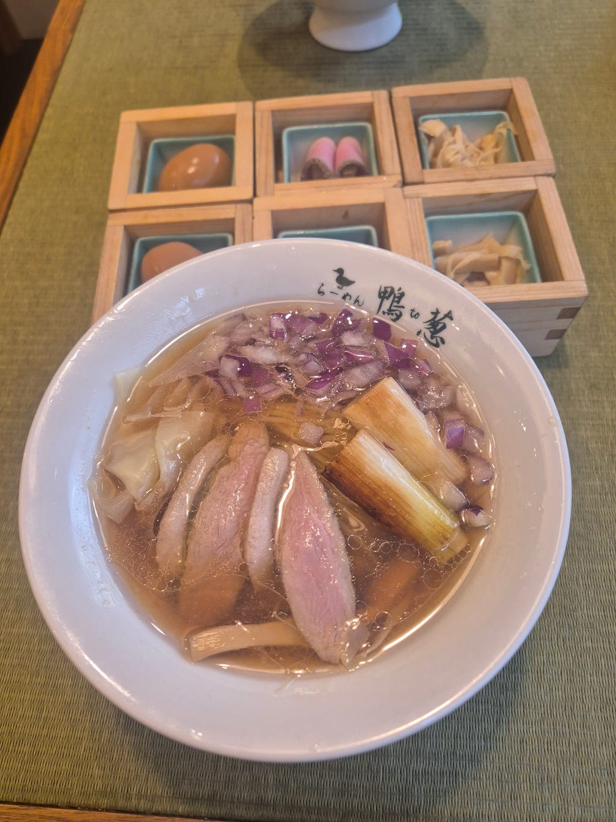 Tazón de ramen de pato con cebollín morado y puerro en el restaurante Kamo to Negi de Ueno