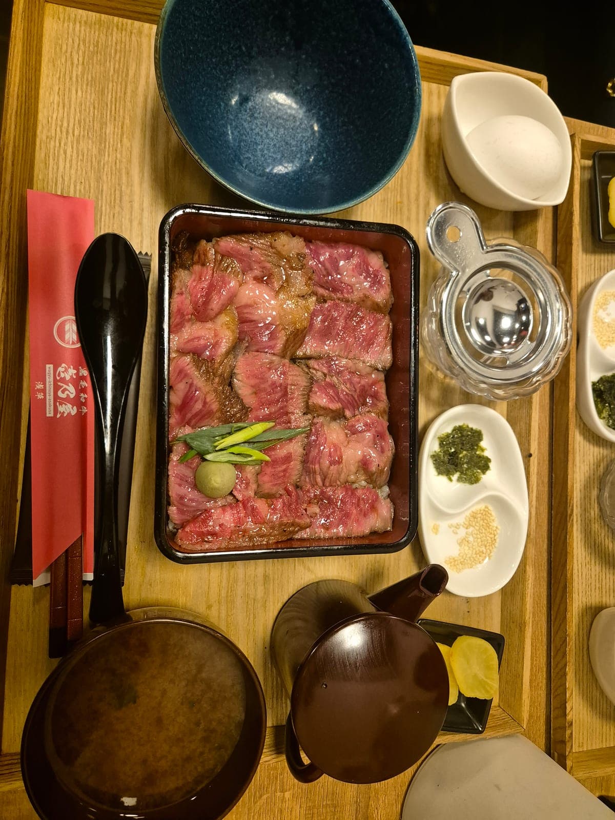 Caja de wagyu cortado en trozos servido con arroz, sopa miso y guarniciones en el restaurante Kuroge Wagyu Ichinoya de Asakusa