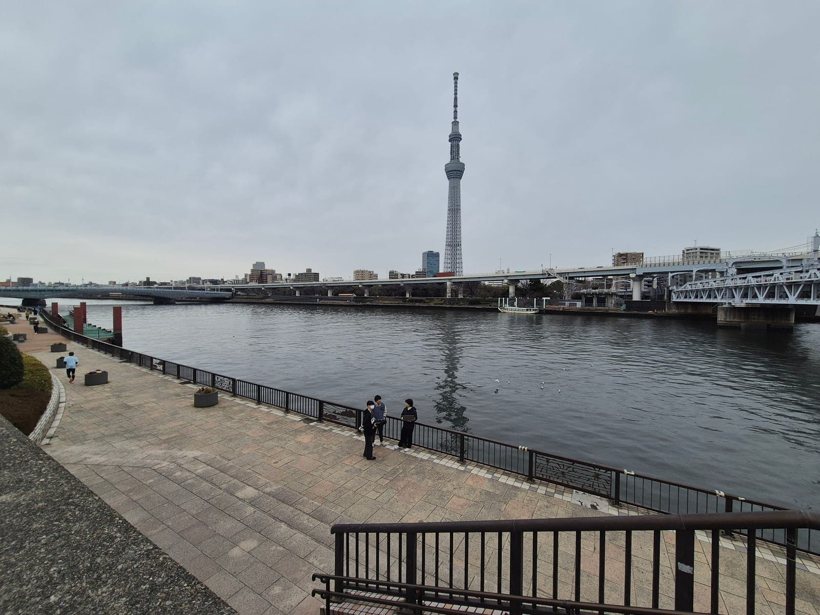 La Tokyo Skytree vista desde el paseo del río Sumida, con un puente al fondo