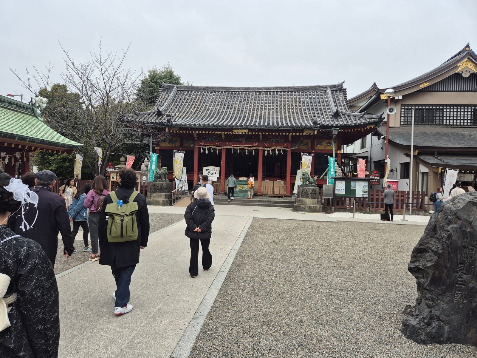 El salón principal del santuario sintoísta Asakusa Jinja, con su fachada roja y dorada, junto al templo Sensō-ji