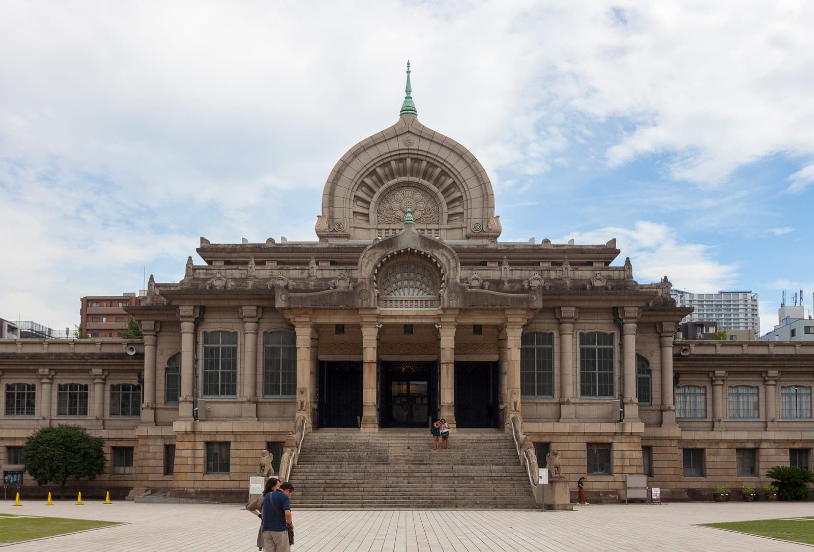 Fachada de piedra del templo Tsukiji Hongan-ji, con su arquitectura de inspiración india, cúpula central y grandes ventanales en forma de arco