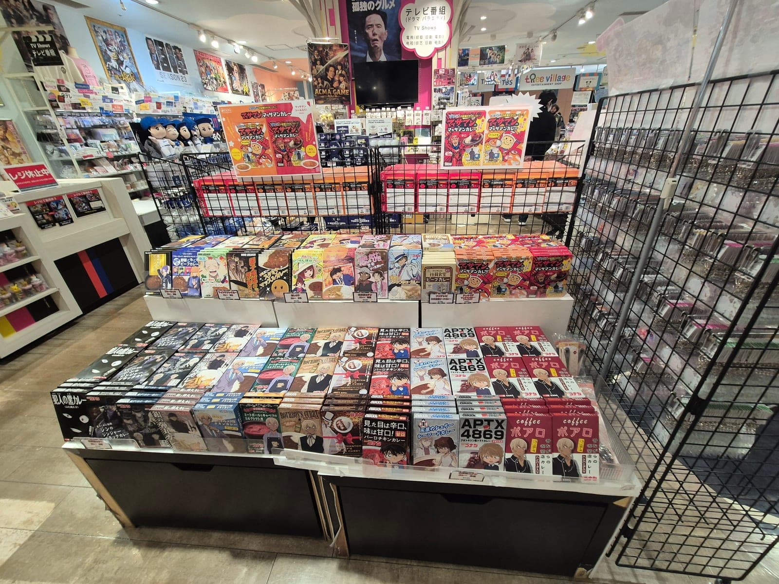 Estantes con cajas de curry temáticas de series de anime y manga a la venta en la tienda Tree Village de Tokyo Solamachi