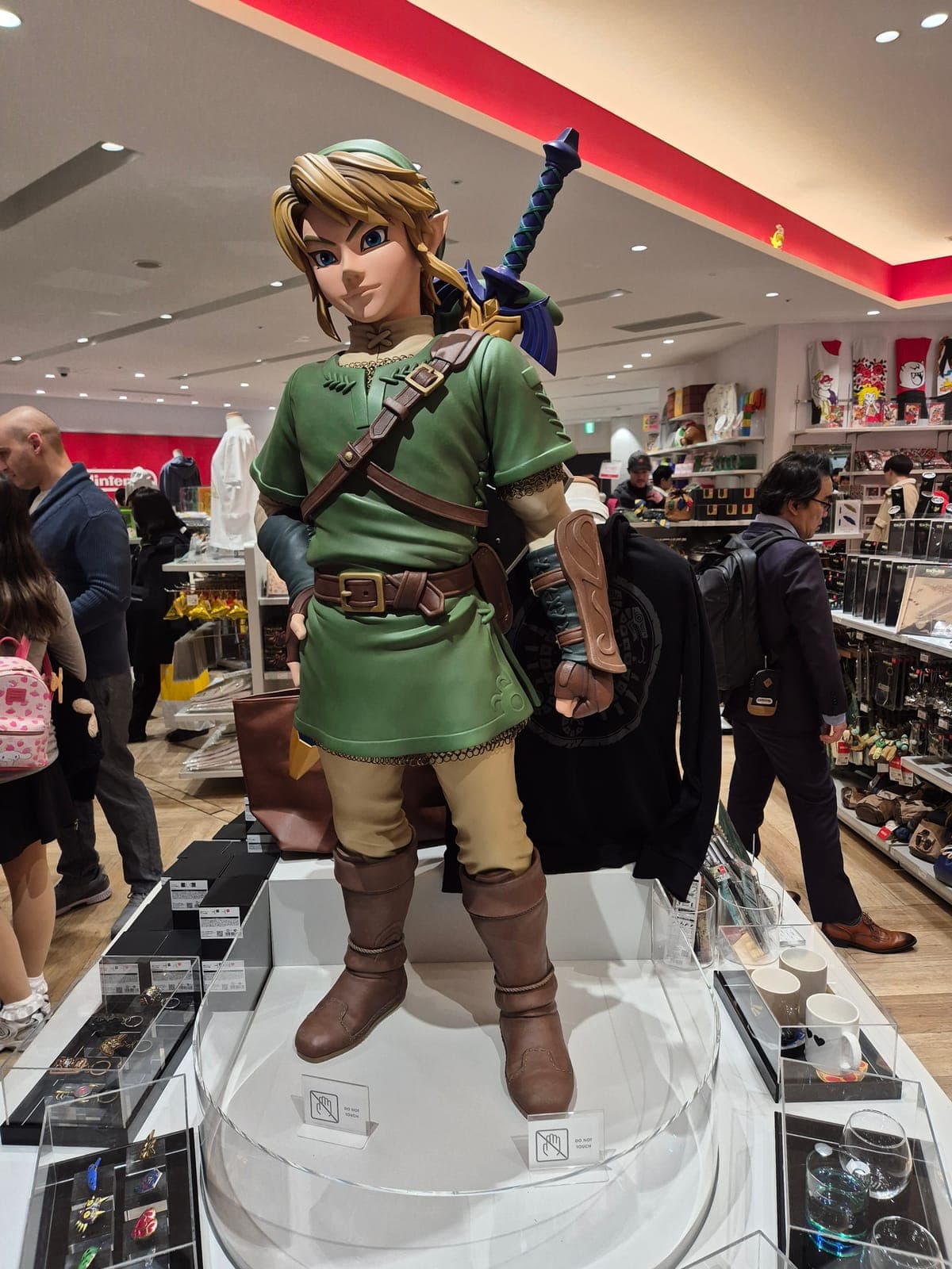 Estatua de tamaño real de Link de The Legend of Zelda dentro de la tienda Nintendo TOKYO en Shibuya PARCO
