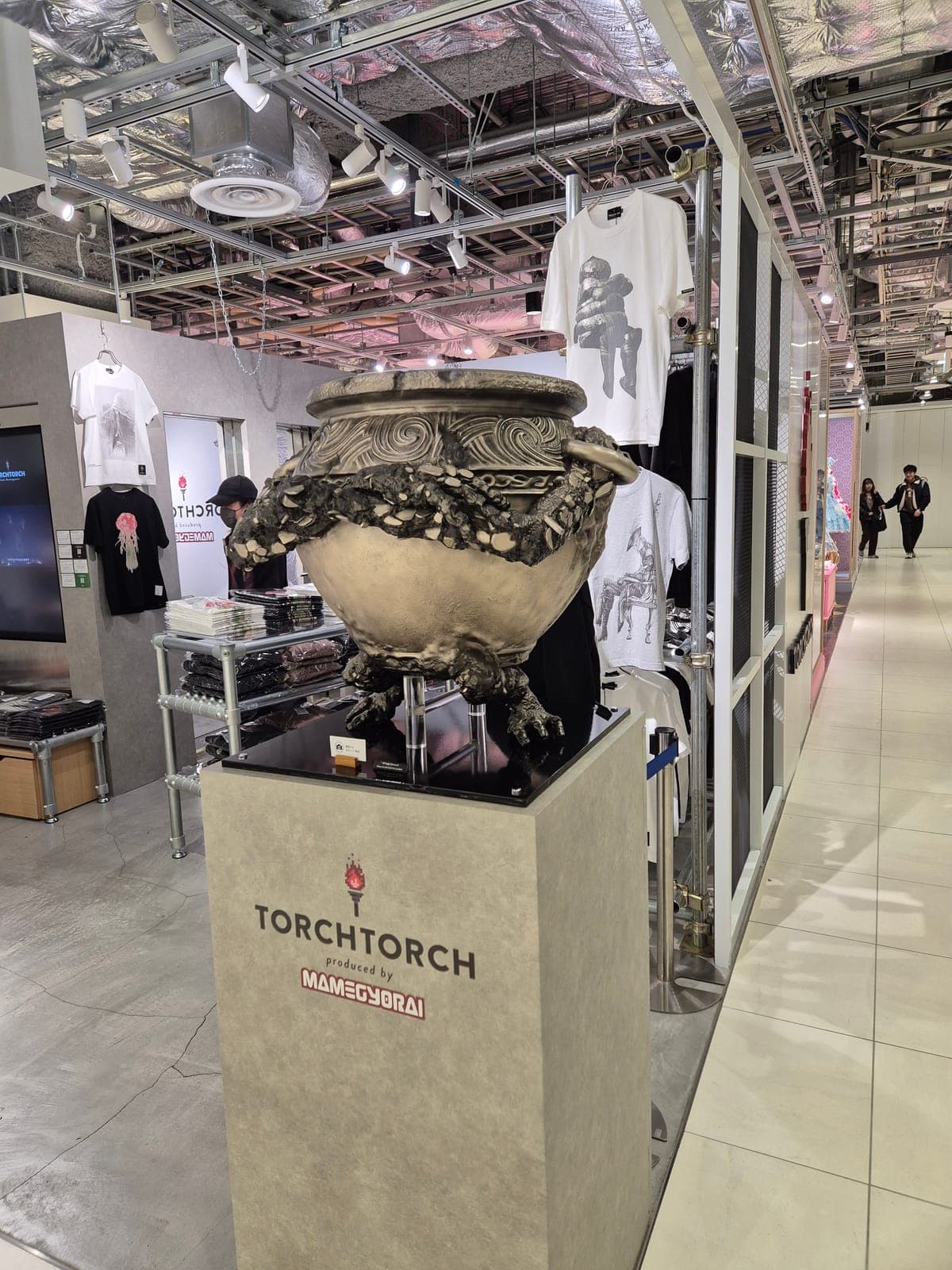 Interior de la tienda TORCH TORCH en Shibuya PARCO con playeras y objetos de colección de videojuegos como Elden Ring