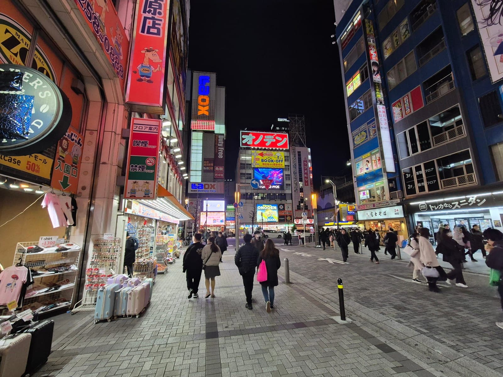 Las calles de Akihabara en Tokio de noche, tapizadas de letreros luminosos de anime, electrónica y salones de arcade