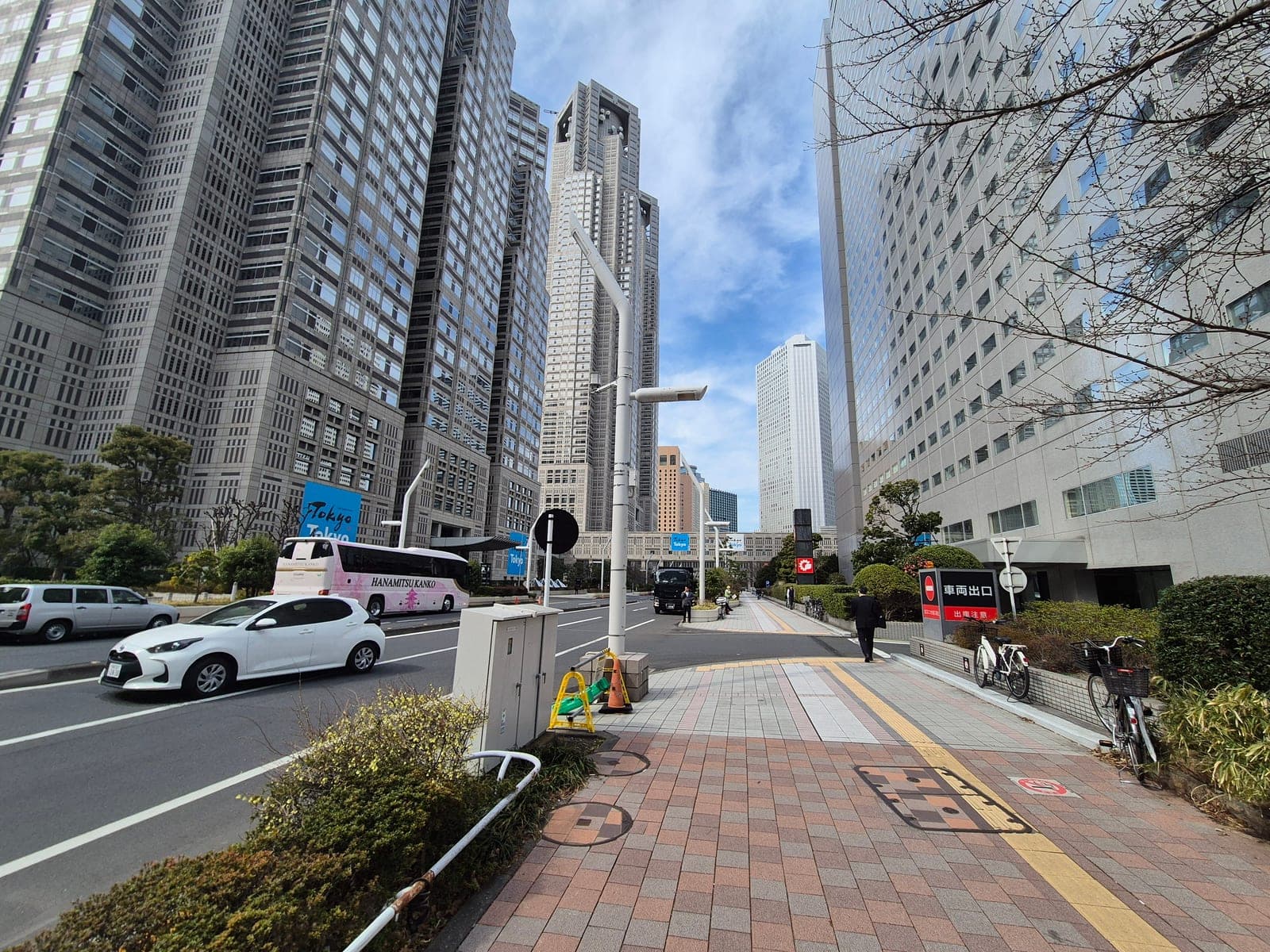 Los rascacielos del distrito financiero de Shinjuku en Tokio, con el Edificio del Gobierno Metropolitano, bajo un cielo azul