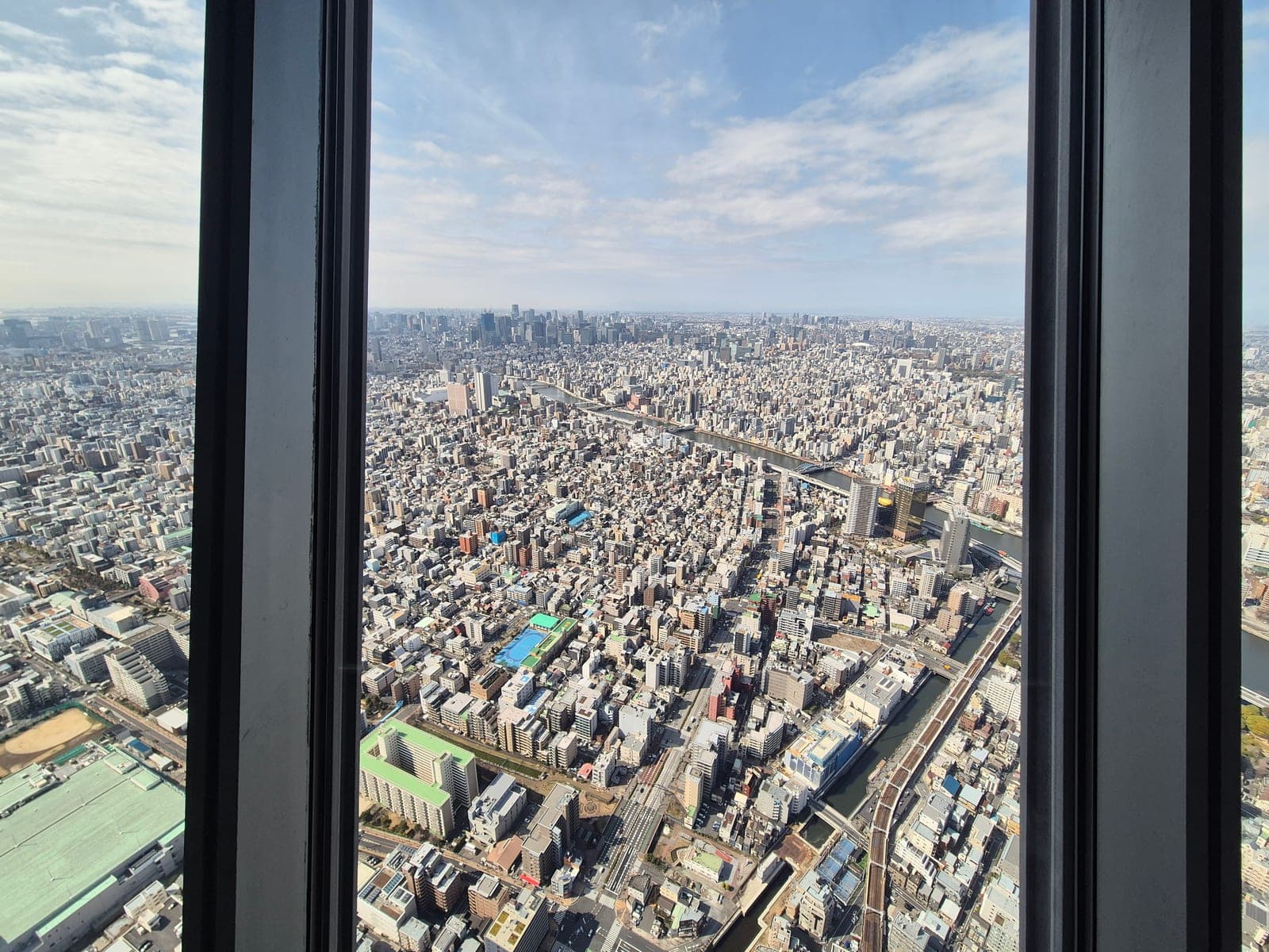 Panorama de Tokio desde el Tembo Deck de Tokyo Skytree, con el río Sumida cruzando la ciudad y el horizonte de Shinjuku a lo lejos