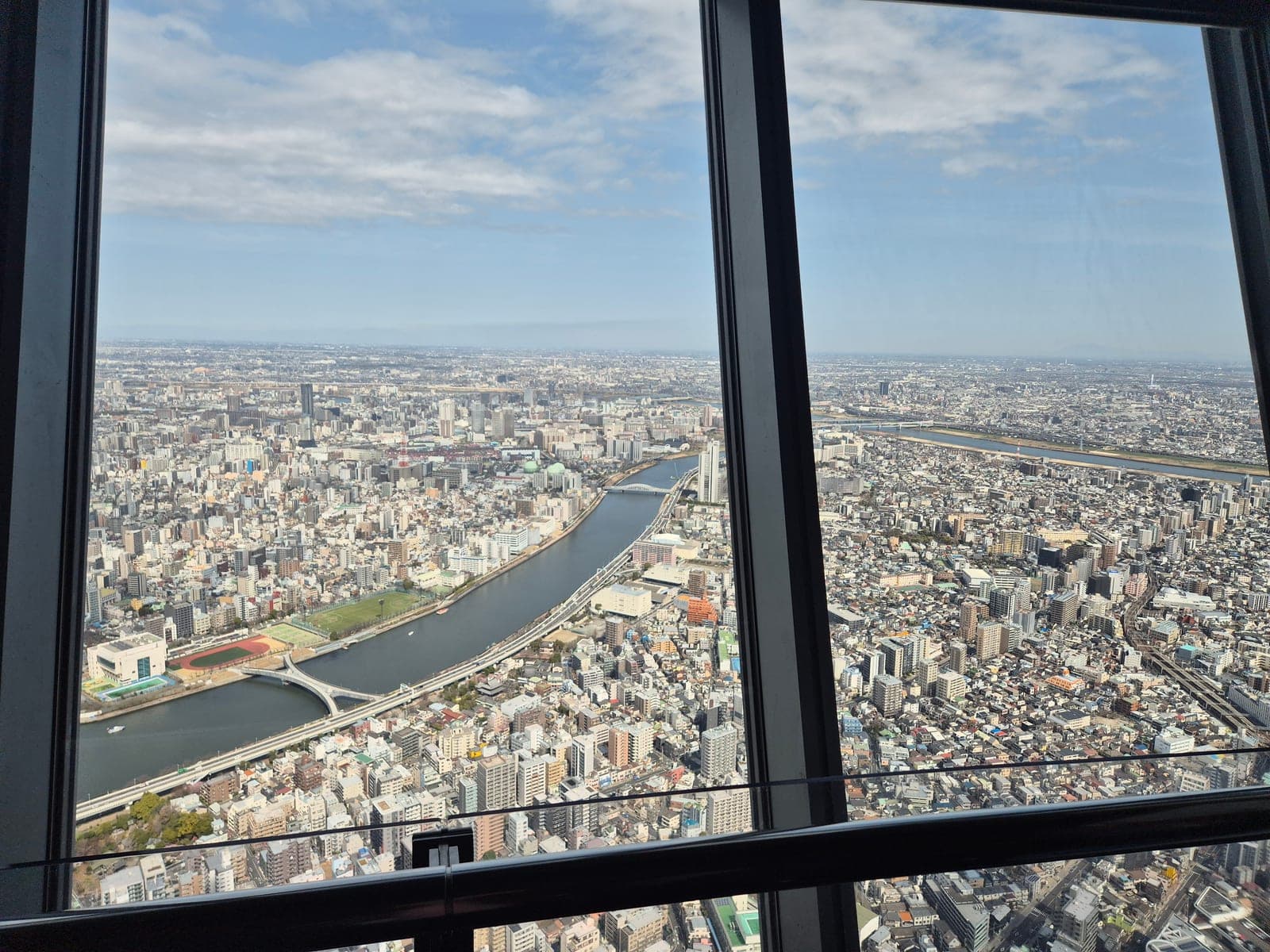 Vista aérea del río Sumida haciendo una curva entre los barrios de Tokio, fotografiada desde el Tembo Deck de Tokyo Skytree