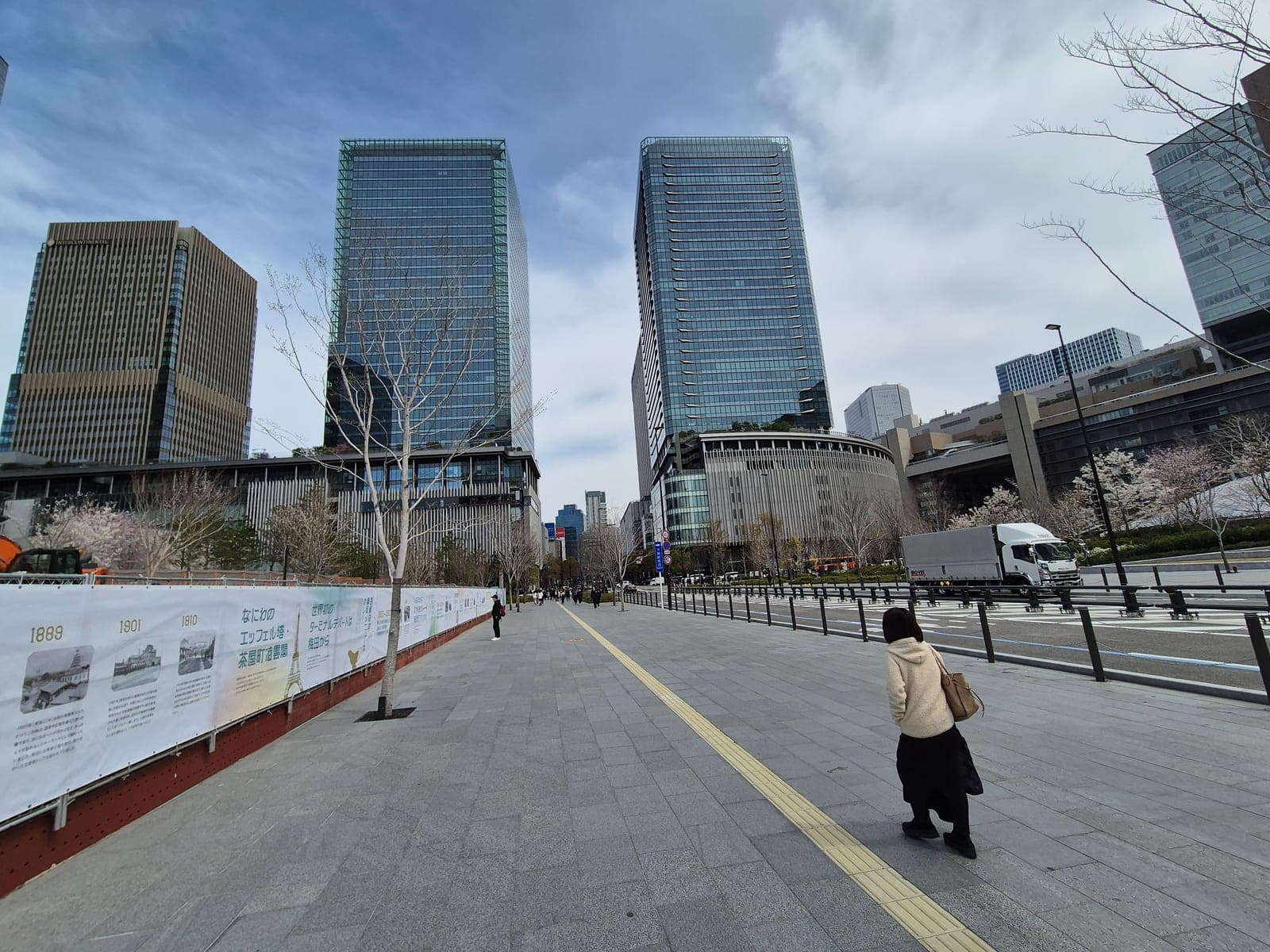 Las torres gemelas de vidrio de Grand Front Osaka vistas desde una explanada peatonal en Umeda