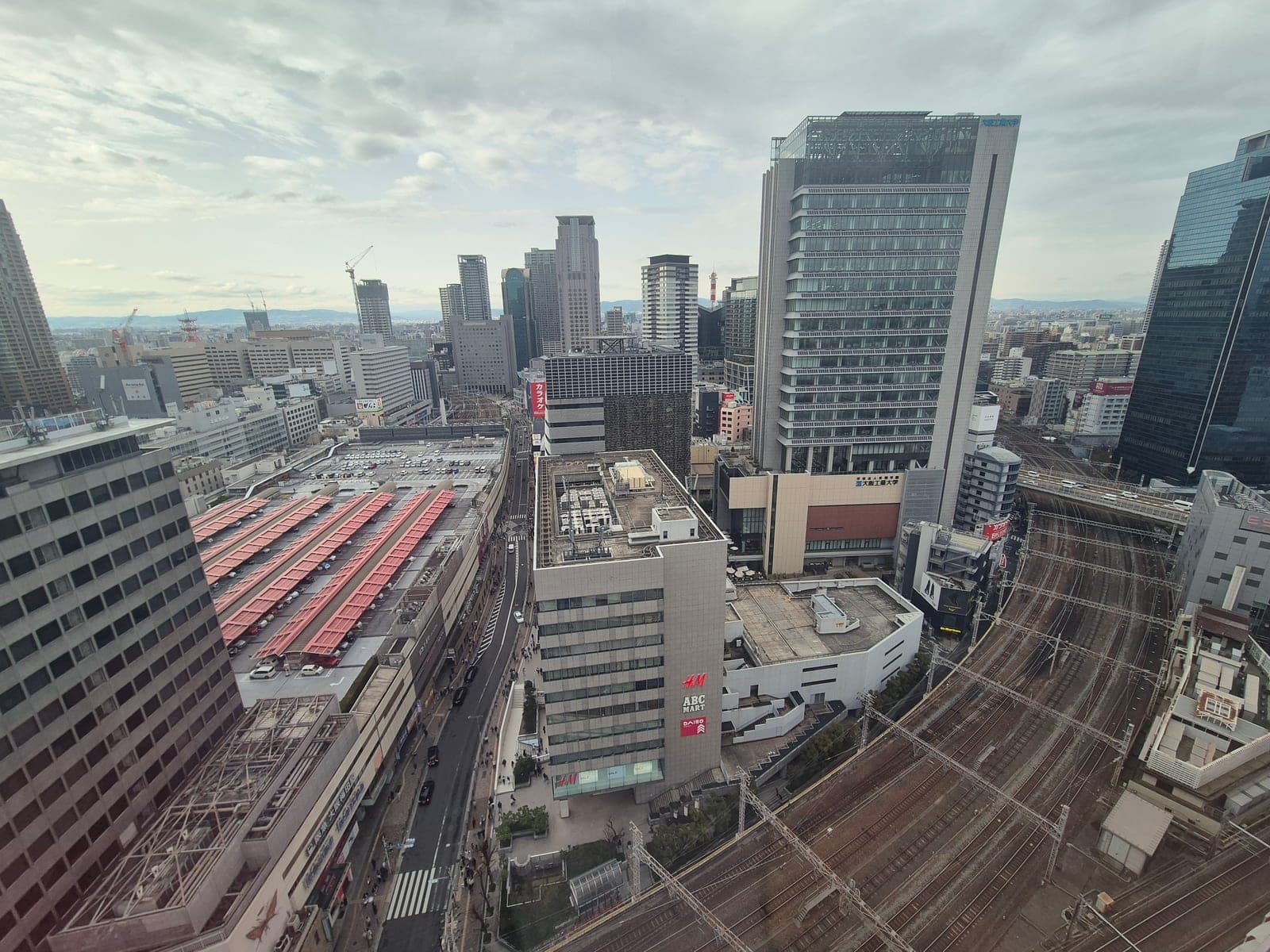 Vista del horizonte de Umeda en Osaka desde la rueda de la fortuna de HEP FIVE, con rascacielos y las vías del tren de la estación Osaka